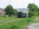 Opustená, neúplná súprava vytvára májovú idylku na stupavskej stanici. Stupava, 8.5.2006, © Jozef Kollár