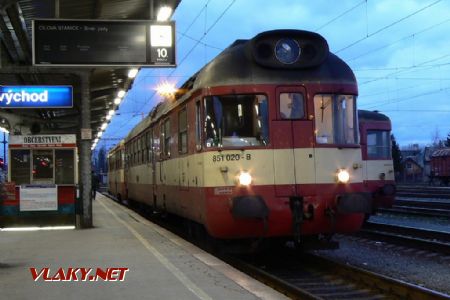 Cestou: ''krokodýl'' 851.020-8 po příjezdu na Os 3656 z Uničova (Olomouc hl.n. - 13.1.2007), © Karel Furiš