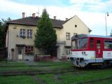 810 čaká na výkon, žst. Kokava nad Rimavicou, 22.8.2006, © Tomáš Rotbauer