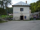 Pohľad z boku a vchod do krčmy, zastávka Utekáč, 22.8.2006, © Tomáš Rotbauer