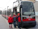Konečná tramvaje na Brunner strasse, zleva Katka (7), Jarda (10) a Aneta (11).