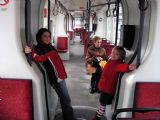 Dětem se líbilo, jak se dlouhá kloubová tramvaj v zatáčkách ''housenkuje''.