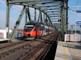 Odjíždějící Talent na mostě přes Dunaj.