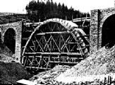 bednenie železobetónovej klenby viaduktu ©  Stavba jednokolejné hlavní dráhy Červená Skala - Margecany, Praha 1936