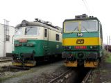 Minulost a současnost místního depa: odstavené lokomotivy 130.032-6 a 163.215-7 (PS Hradec Králové - 10.3.2007) © PhDr. Zbyněk Zlinský