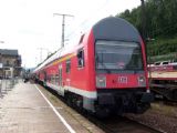 Příklad z ciziny: řídicí vůz DB DABbuzfa 760 v čele vlaku linky S1 S-Bahn 7032  Schöna - Meißen Triebischtal, 03.07.04 - Bad Schandau © PhDr. Zbyněk Zlinský