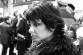Účastníčka pietnej spomienky na odchod vlaku s 1000 židovskými ženami a dievčatami do Osvienčima, žst. Poprad-Tatry, 25.3.2007, © PhDr. Marián Dujnič