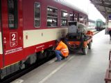 07.04.2007 - Olomouc hl.n.: doplňování nafty do topení 943.002-6 na R 823 do Krnova © PhDr. Zbyněk Zlinský