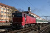 750 285 odjíždí s rychlíkem, Hradec Králové © 14.4.2007 Milan Vojtek