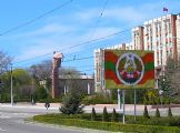 Štátny znak Podnesterska s Leninom a monštruóznou budovou parlamentu, 9.4.2007, Tiraspol, © Blanka Ulaherová