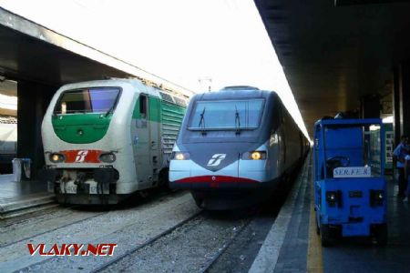 8.7.2007 - Roma Termini: vlaky FS, vpravo ETR 470 Cisalpino © Karel Furiš