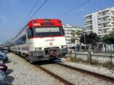 07.06.2007 - Santa Susanna: vlak od Barcelony do Maçanet projíždí kolem hotelu ''Riviera'' © PhDr. Zbyněk Zlinský