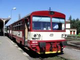 16.07.2007 - Meziměstí: krabičková ''bondovka'' 810.007-5 v čele Os 15211 do Týniště n.O. a Letohradu © PhDr. Zbyněk Zlinský