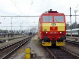 03.09.2006 - Břeclav: 498.022 v čele expresu ''Jaroslav Kocourek'' Bratislava - Praha a odstavená lokomotiva 362.166-1 © PhDr. Zbyněk Zlinský