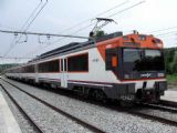 07.06.07 - Maçanet: trojdílná rekonstruovaná jednotka řady 440 jako vlak Rodalies R2 do žst. Barcelona Sants © PhDr. Zbyněk Zlinský