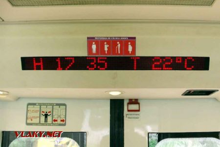 07.06.07 - Blanes: vlak Maçanet - Barcelona - kromě stanic ukazuje panel ve voze i čas a venkovní teplotu © PhDr. Zbyněk Zlinský