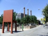 10.06.2007 - Barcelona: správní budova elektrické společnosti v podobě elektrárny s ''minižidlí'' a dětským parkem na Avinguda del Paral-lel © PhDr. Zbyněk Zlinský