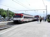 10.06.2007 - Calella: křižující vlaky do stanic Blanes a L'Hospitalet © PhDr. Zbyněk Zlinský