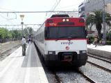 10.06.2007 - Calella: přijíždějící vlak z Barcelony do Maçanet © PhDr. Zbyněk Zlinský