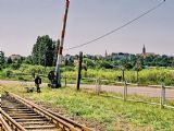 Historické mesto Szécsény na pozadí priecestia s mechanickými závorami, 16.7.2007, © Branislav Grebečí