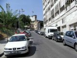 10.06.2007 - Barcelona: Carrer Nou de la Rambla, pod níž vede dolní podzemní úsek Funicular de Montjuïc, nahoře vidno povrchový úsek © PhDr. Zbyněk Zlinský