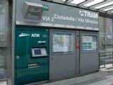 10.06.2007 - Barcelona: konečná tramvaje Ciutadella/Vila Olímpica - automat na jízdenky a informační tabule © PhDr. Zbyněk Zlinský