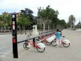 10.06.2007 - Barcelona: stanoviště automatické půjčovny kol Bicing u Arc de Triomf © PhDr. Zbyněk Zlinský