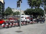 13.06.2007 - Barcelona: doplňování kol do automatické půjčovny Bicing na Plaça de Tetuan © PhDr. Zbyněk Zlinský