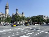 13.06.2007 - Barcelona: Plaça Antoni López s právě doplňovaným stanovištěm systému Bicing a městskými taxíky © PhDr. Zbyněk Zlinský