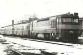 Jedna z forem „náhrad“ – „cecula“ T 478.1104 se čtveřicí „bixů“ čeká 19. 12. 1991 na odjezd na Myjavu. Foto: Leoš Tomančák.