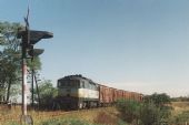 Odlišně vybarvený stroj 754.008 v čele Mn vlaku míjí 15. 10. 1997 jediný úrovňový přejezd na jubilujícím úseku – na vjezdu do Veselí n. M. Foto: Leoš Tomančák