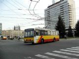 28.03.2007 - Hradec Králové: trolejbus odbočující na stanoviště D v Puškinově ul. © PhDr. Zbyněk Zlinský