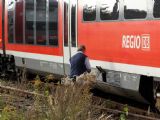 22.09.2007 - Zittau: ''parkovač'' kontroluje provozní náplně jednotky 642.043-4/642.543-3 od Os 17721 © PhDr. Zbyněk Zlinský