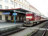 28.04.2007 - Hradec Králové hl.n.: 742.220-7 jako náhrada vozu řady 854 v čele Sp 1953 do Doudleb nad Orlicí © PhDr. Zbyněk Zlinský