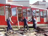 Príprava a samotné rezanie lanoviek pred ich cestou do Popradu. © Martina Petránová