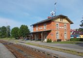 Veřovice, výpravná budova, pohľad zo smeru Frenštát pod Radhoštěm; 27.05.2016 © Michal Čellár