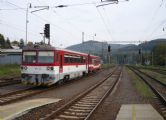 Obr.30: Hronská Dúbrava - 812 058  vezie osobný vlak zo Zvolena do Vrútok, © L. Sz. Hančok