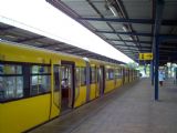 Berlin- souprava nového velkoprofilového typu H číslo 5035 v přestupní stanici mezi S-Bahnem a linkou U5 Wuhletal. 01.09.2007© Ing. Jan Přikryl