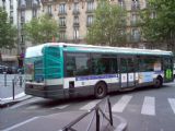 Paris- Renault Agora Line RATP opouští na lince 38 konečnou stanici Porte d´Orléans. 02.09.2007© Ing. Jan Přikryl