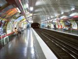 Paris- původní vzhled stanice metra Marcadet Poissoniers linky 12 i s ukazatelem směru v čele. 02.09.2007© Ing. Jan Přikryl