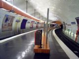 Paris- stanice metra linky 7bis Place des Fetes, kolej vpravo je dlouhodobě nepojížděná. 02.09.2007© Ing. Jan Přikryl