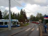 Zürich- běžné setkání u stanice Rehalp, vlevo stojí městská tramvaj „Cobra“ VBZ na konečné, vpravo jede jednotka FB linky S18 do města. 04.09.2007© Ing. Jan Přikryl