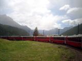 Ani klesání ke stanici Cavaglia se neobejde bez tak ostrých oblouků, že je vidět skoro celý Bernina expres... 05.09.2007© Ing. Jan Přikryl