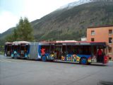 Pontresina- tento Neoplan společnosti Engandinbus, čekající na konečné linky 2 před nádražím, sice nemá jako jeden z mála zakrytá kola, ovšem firemní nátěr je dost divoký! 05.09.2007© Ing. Jan Přikryl