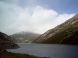 Pohled z minibusu linky Bernina- Zernez na přehradní jezero za Livignem. 05.09.2007 © Ing. Jan Přikryl