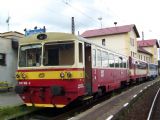 14.08.2004 - Čerčany: ''orchestrion'' 810.102-4 v čele Os 9207 do Světlé nad Sázavou © PhDr. Zbyněk Zlinský