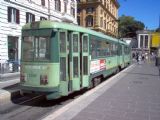 Roma- velmi archaicky vyhlížející tramvaj ev.č. 7057 ATAC v novém městském nátěru stojí na konečné linky 2 Piazzale Flaminio. 07.09.2007© Ing. Jan Přikryl