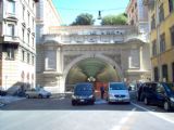 Roma- silniční tunel pod Quirinalem prochází rekonstrukcí, z čehož vyplývají četné objížďkové trasy autobusových linek. 07.09.2007© Ing. Jan Přikryl