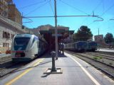 Celkový pohled na kolejiště stanice Agrigento Centrale, vpravo záložní jednotky řady Ale 582, vlevo jednotky Minuetto na pravidelných vlacích. 08.09.2007© Ing. Jan Přikryl
