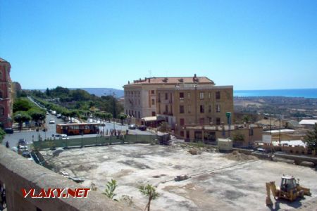 Agrigento- pohled na přednádraží s autobusem MHD a mořem v pozadí. 08.09.2007© Ing. Jan Přikryl